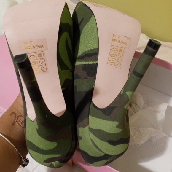 Camo High Heels - Picture 2 of 3